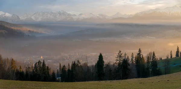 Piękna Panorama Gór Podczas Mroźnego Błyskotliwego Wschodu Słońca Tatry Polska — Zdjęcie stockowe