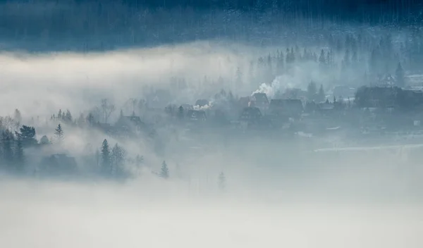 Byn Polen Drunknar Smog Från Koleldade Kaminer — Stockfoto