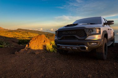 Dodge Ram 1500 TRX, Off-Road kamyonet ve güzel bir manzara.