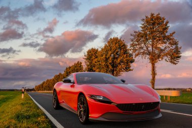 Tam teşekküllü elektrikli bir Ferrari 'nin yoldaki artistik görüntüsü.