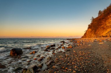 Polonya 'daki Wolin Ulusal Parkı' nda kayalıklarda gün batımı