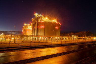 Sıvılaştırılmış benzin tankları ve LNG Terminal tesisleri gece