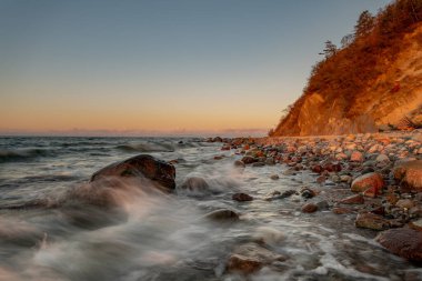 Polonya 'daki Wolin Ulusal Parkı' nda kayalıklarda gün batımı