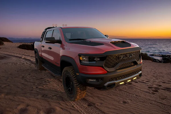 Dodge Ram 1500 TRX, Off-Road kamyonet ve güzel bir manzara.