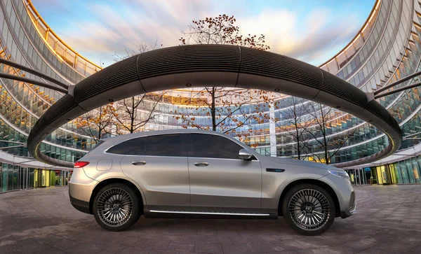 Crossover Mercedes Eqc Totalmente Elétrico Contra Pano Fundo Arquitetura Moderna — Fotografia de Stock