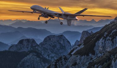 General Atomik MQ-9 Biçici İHA gün batımında dağların üzerinden uçuyor.