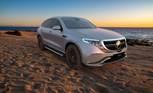 Vollelektrischer Mercedes Eqc Crossover Auf Sanddüne — Stockfoto