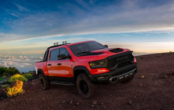 Dodge Ram 1500 TRX, Off-Road kamyonet ve güzel bir manzara.