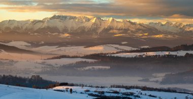 Romantik kış gündoğumunda güzel dağ manzarası - Tatra Dağları, Polonya