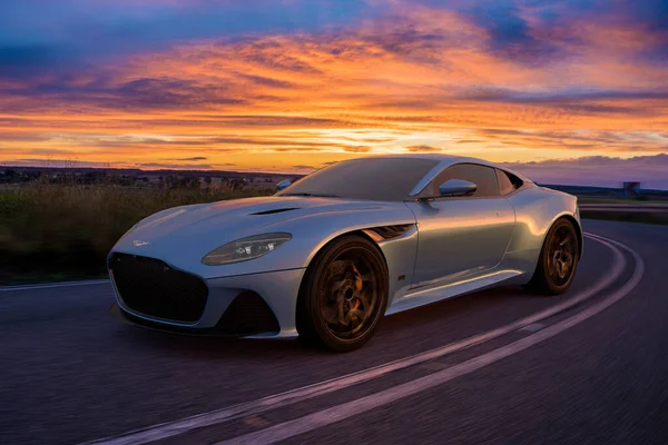 Aston Martin Dbs Superleggera Egy Festői Úton Naplementekor — Stock Fotó