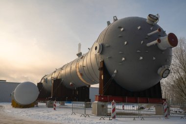 Yeni inşa edilmiş bir kimya fabrikasında polipropilen üretimi için reaktör