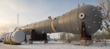 Yeni inşa edilmiş bir kimya fabrikasında polipropilen üretimi için reaktör