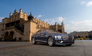 Kistorik mimarinin arka planında Bentley Uçan Mahmuz