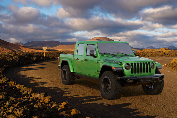 Jeep Wrangler Rubicon на дороге