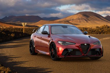 Yeni Alfa Romeo Giulia şarkı tanımlamasında
