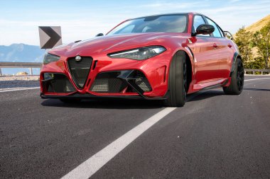 Yeni Alfa Romeo Giulia şarkı tanımlamasında