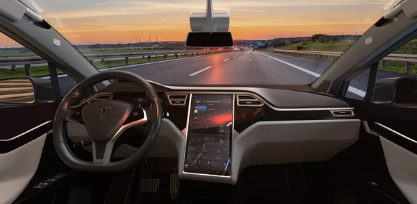 Tesla X 'in içinde otoyoldaki otoban elektrikli arabanın görüntüsü.