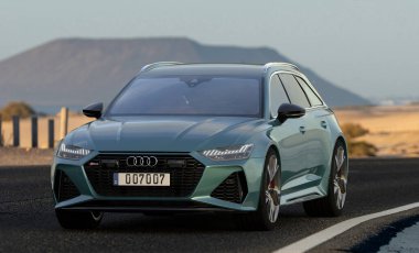 Audi RS6 Manzaralı bir yolda Avant