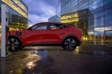 Ford Mustang Mach-E, Tüm Elektrikli SUV şarj istasyonunda