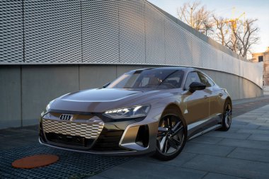 Audi RS E-Tron GT modern mimarinin arka planına karşı