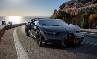 Bugatti Chiron manzaralı yolda gidiyor.