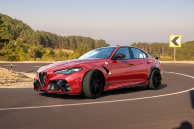 Yeni Alfa Romeo Giulia şarkı tanımlamasında