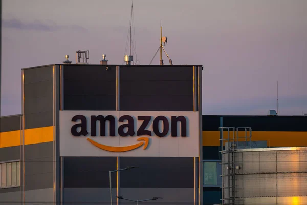 Λογότυπο Της Amazon Στην Αποθήκη — Φωτογραφία Αρχείου