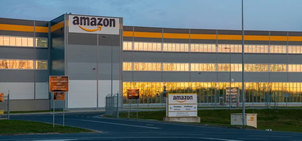 Droga Która Biegnie Obok Centrum Logistycznego Amazon — Zdjęcie stockowe