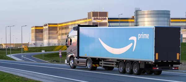 Ciężarówka Naczepą Logo Amazon Będzie Centrum Logistycznego Amazon — Zdjęcie stockowe