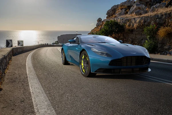 Aston Martin Tomando Curva Com Grande Velocidade — Fotografia de Stock