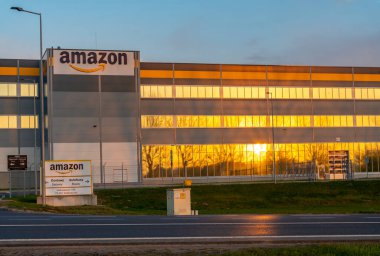 Gün batımında Amazon 'un lojistik merkezinin yanından geçen yol.