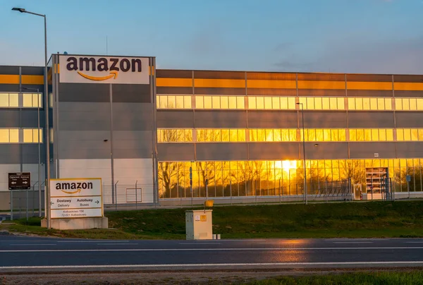 Väg Som Går Förbi Amazons Logistikcenter Vid Solnedgången — Stockfoto