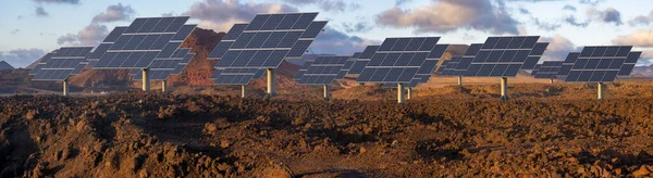 岩石沙漠中的太阳能发电厂 — 图库照片