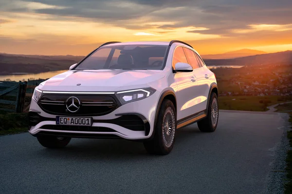 Der Neue Elektro Suv Mercedes Eqa Fährt Auf Einer Malerischen — Stockfoto