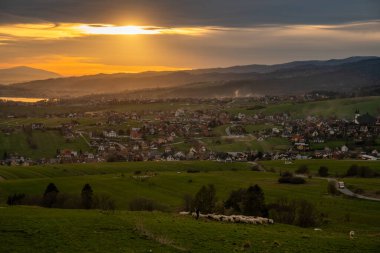 Polonya 'daki dağ geçidinde güzel, romantik bir gün batımı.