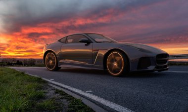 Jaguar F-Type muhteşem bir günbatımına doğru yol alıyor.