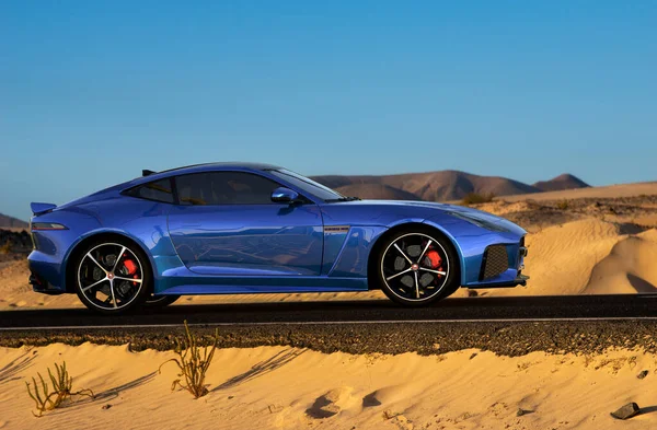 Jaguar F型汽车在沙丘间行驶时 — 图库照片