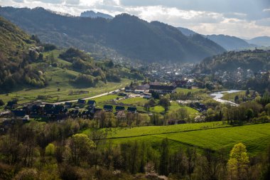İlkbaharda Dunajec Nehri üzerindeki Polonya sağlık merkezi Kroscienko 'da.