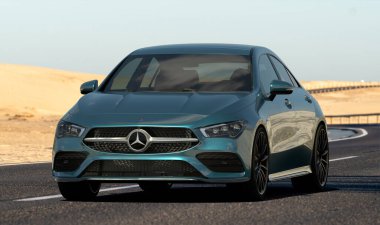 Çöl yolundaki Mercedes CLA