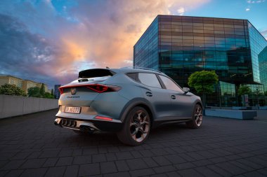 Modern mimarinin arka planı üzerine Cupra Formentor