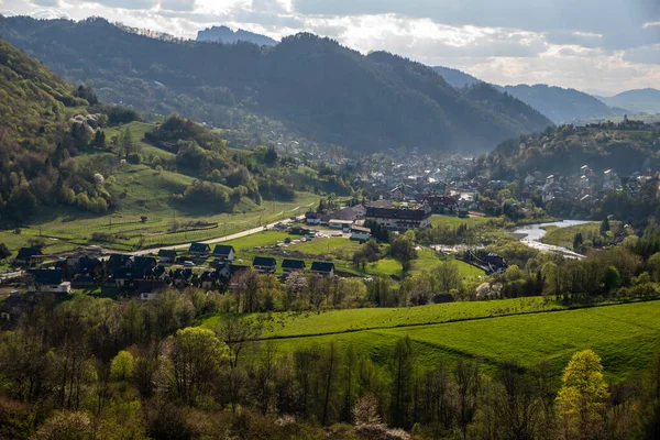 İlkbaharda Dunajec Nehri üzerindeki Polonya sağlık merkezi Kroscienko 'da.