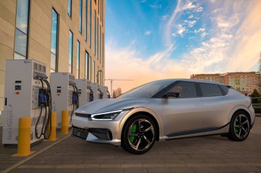 Hızlı şarj istasyonunda KIA EV6 elektrikli SUV