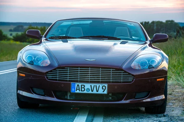 Hermoso Elegante Aston Martin Db9 Volante Convertible Carretera Atardecer — Foto de Stock