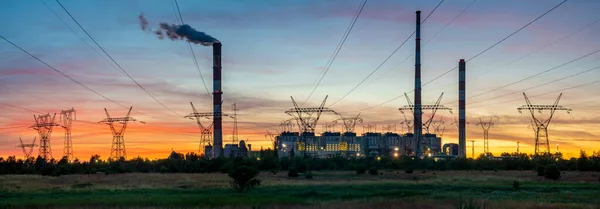 夜空を背景に発電所や高電圧パイロン — ストック写真