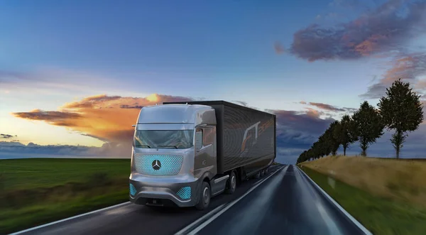 Автономный Грузовик Mercedes Benz Future Truck 2025 Который Самостоятельно Перемещается — стоковое фото