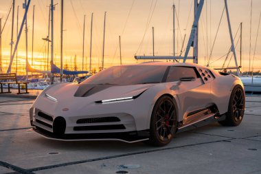 Lüks ve eşsiz Bugatti Centodieci marina otoparkında.