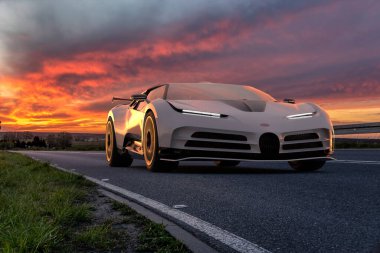 Asfalt yolda hızlı sürerken lüks ve eşsiz Bugatti Centodieci