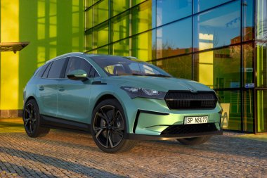 tüm elektrikli Skoda Enyaq SUV modern mimarinin arka planına karşı set