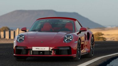 Porsche 911 Turbo S Cabriolet yolda