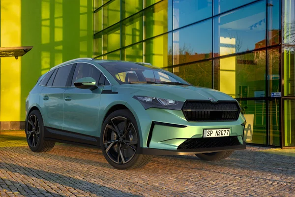 Tüm Elektrikli Skoda Enyaq Suv Modern Mimarinin Arka Planına Karşı — Stok fotoğraf